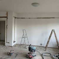 Villanyszerelő elektromos felújítás során – vezetékáthúzás és hálózat átalakítás