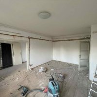 Villanyszerelő lakásfelújítás során – biztonságos vezetékáthúzás és elektromos korszerűsítés